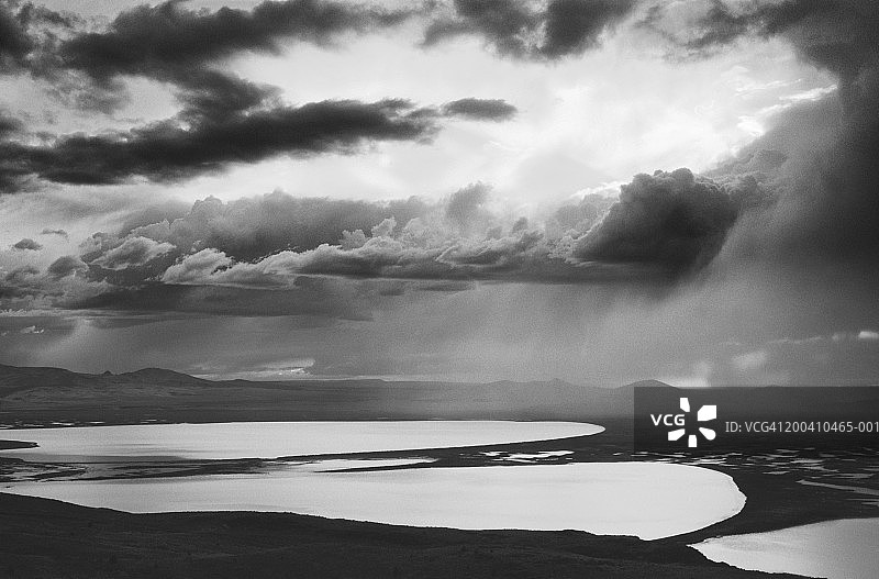 美国大盆地沙漠，三个湖泊上空的暴风雨（黑白）图片素材