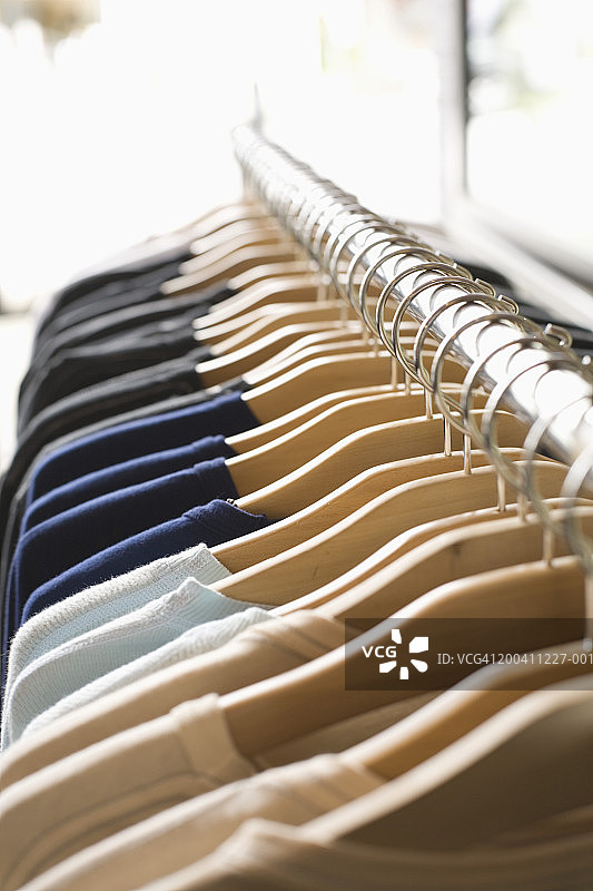 商店货架上悬挂的衬衫图片素材
