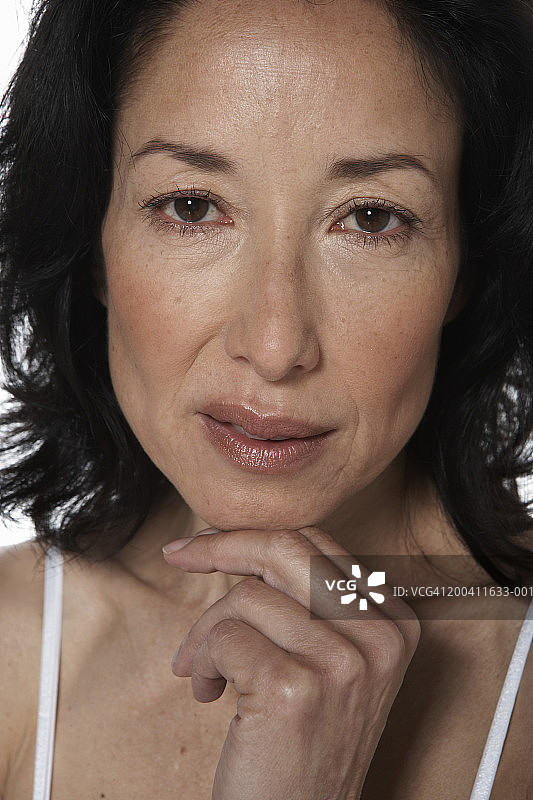 中年妇女手托下巴的特写图片素材
