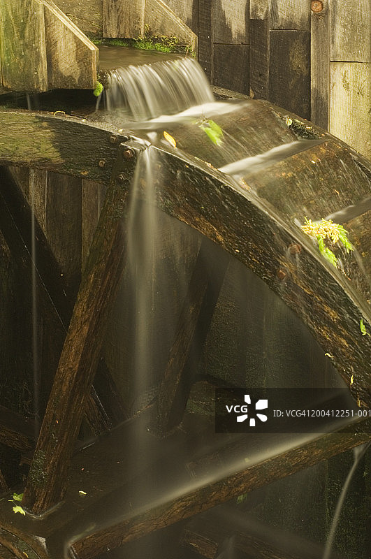 水流向磨坊图片素材
