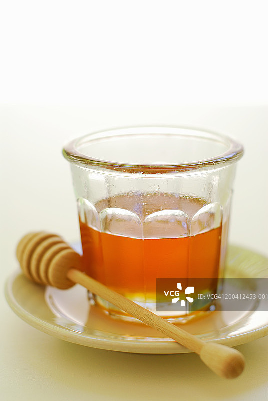 带蜂蜜勺的果酱瓶装三叶草蜂蜜图片素材
