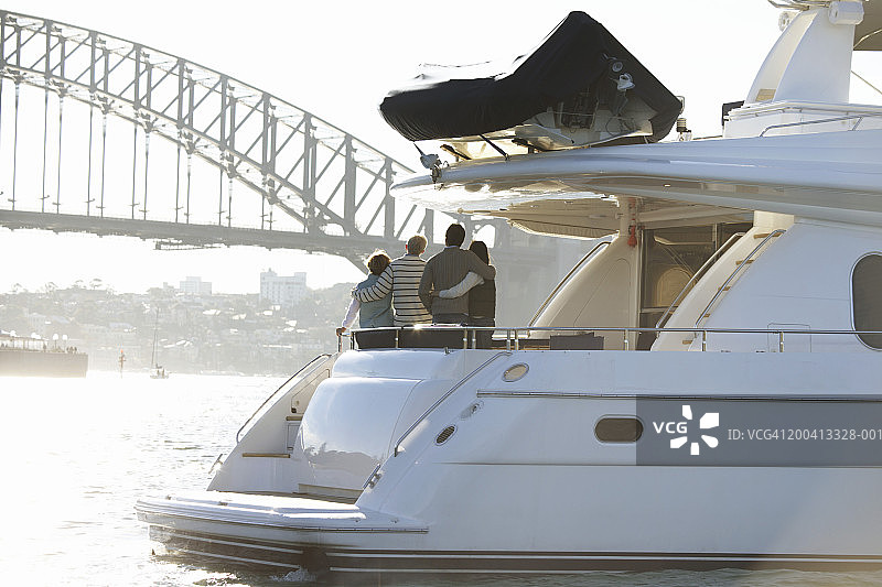 游艇船尾上的年长夫妇背影图片素材