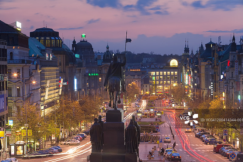 捷克共和国布拉格瓦茨拉夫广场黄昏夜景图片素材