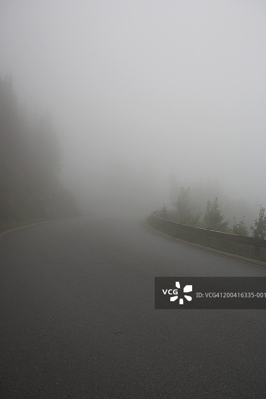 雾中的蜿蜒道路图片素材