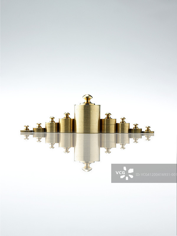 不同尺寸的黄铜砝码侧视图特写图片素材