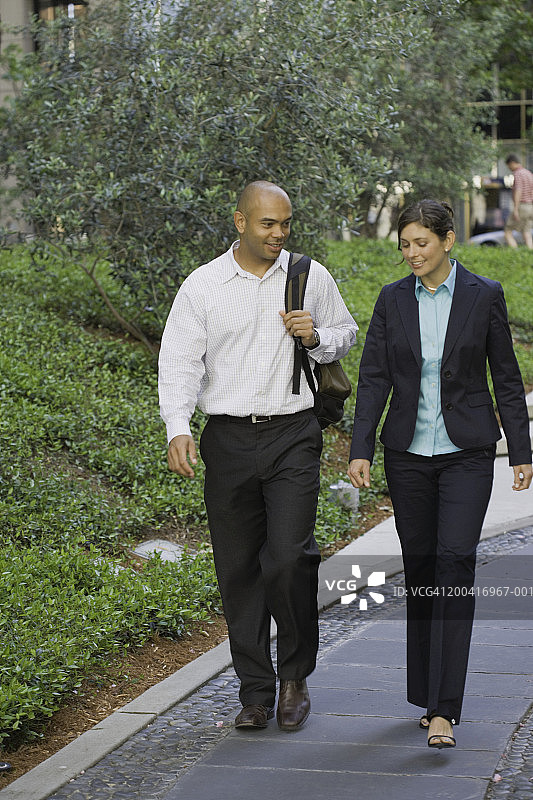 两位商人边走边谈图片素材