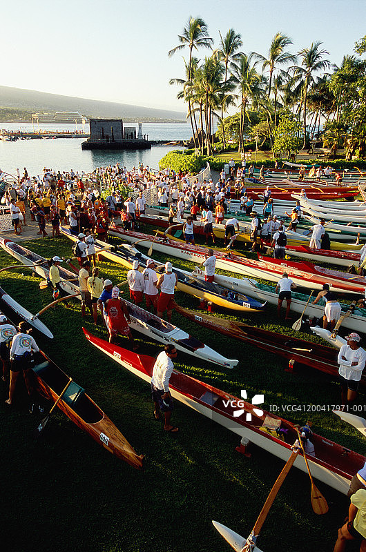 美国夏威夷科纳：草地上的单人双桨赛艇图片素材