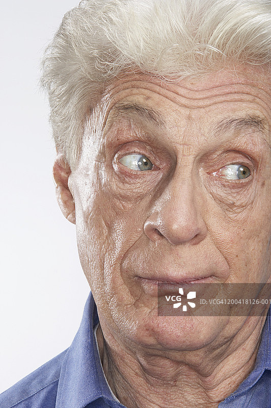 看向一侧的年长男人，特写镜头图片素材