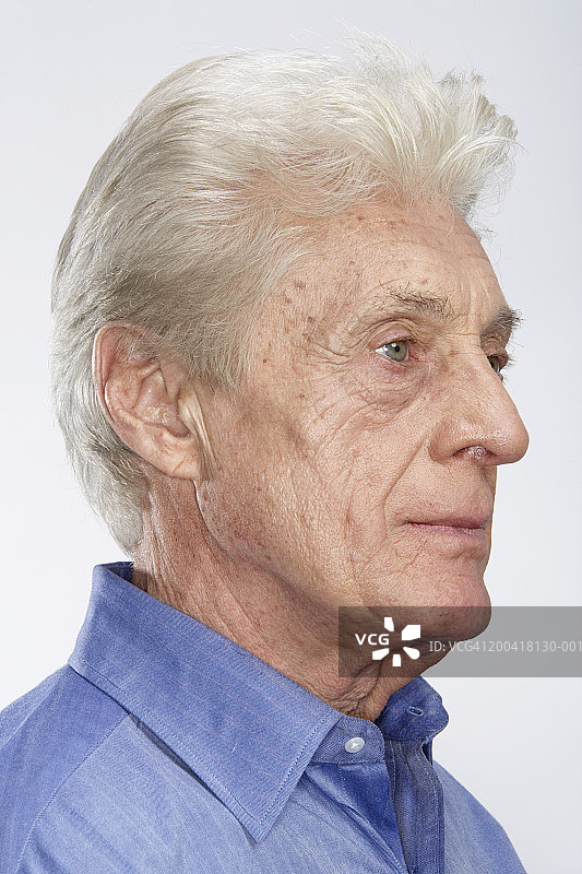 年长的男人侧面特写图片素材