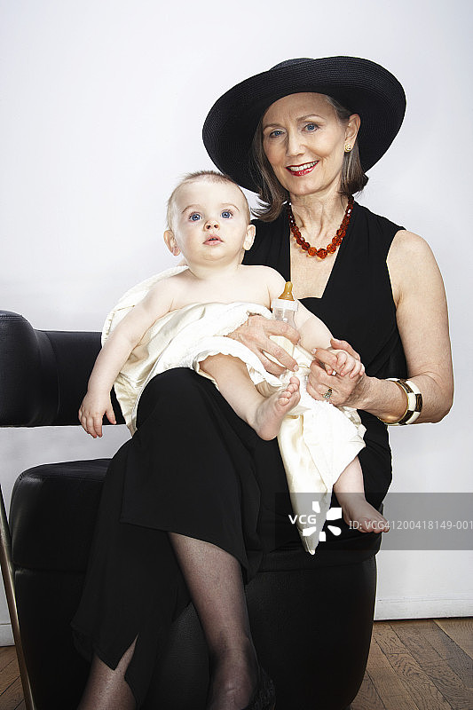 奶奶抱着孙子（9-12个月）的肖像图片素材