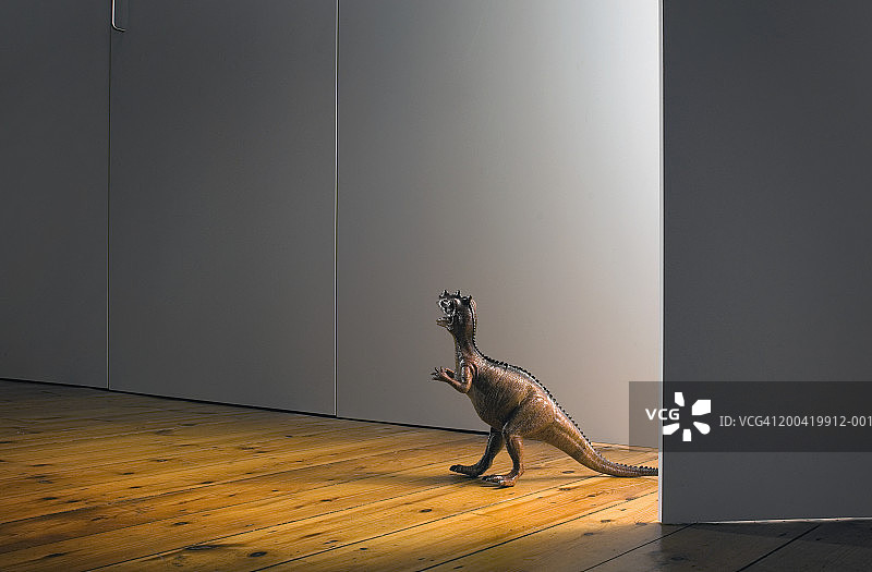 “离开”橱柜的恐龙模型图片素材