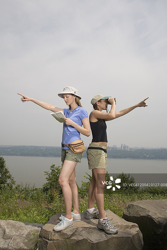 年轻女性指向相反的方向图片素材