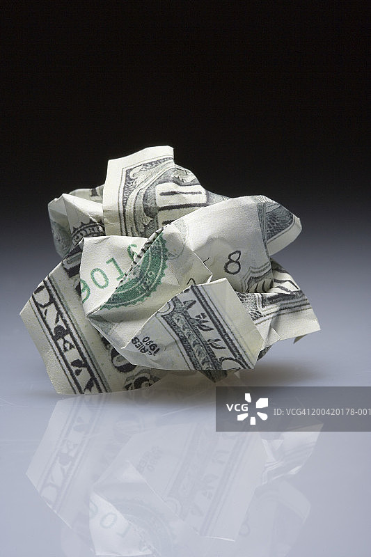 揉皱的100美元钞票特写图片素材