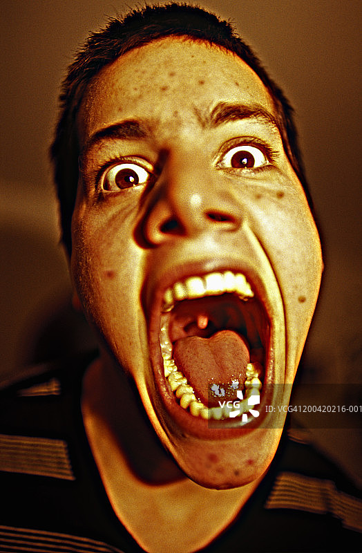 尖叫的青少年男孩（15-17岁）特写图片素材