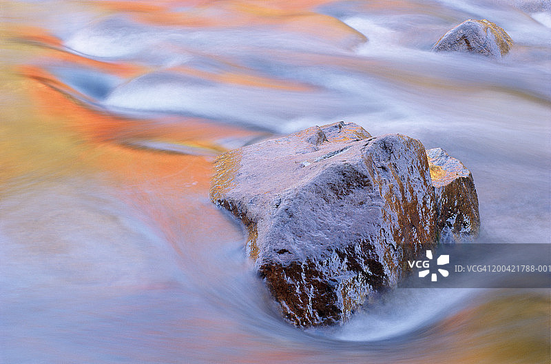 秋季树叶倒影下的溪流巨石图片素材