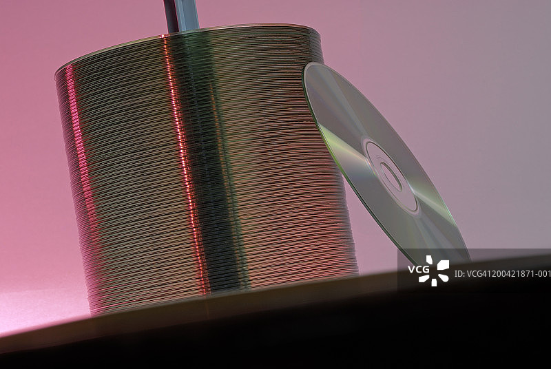 倾斜靠在CD堆上的CD光盘图片素材