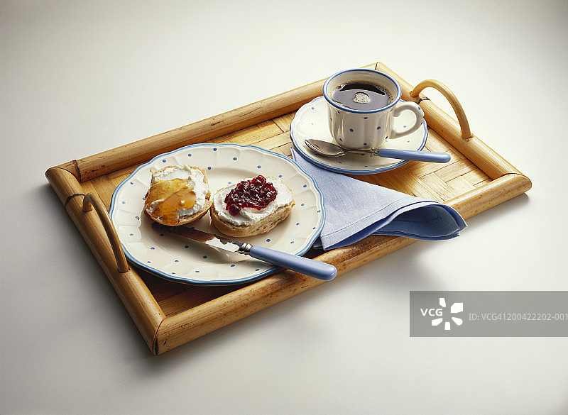 早餐托盘：奶油奶酪卷、果酱和咖啡图片素材