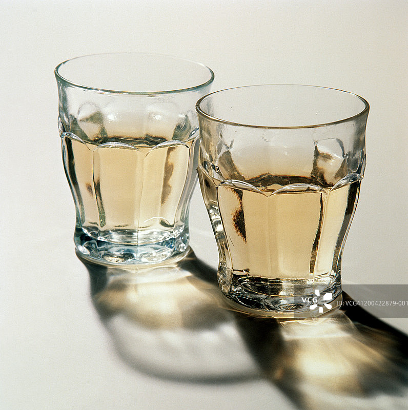 两杯白葡萄酒图片素材