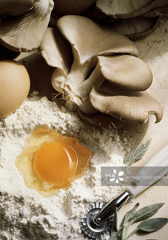 蘑菇；鸡蛋；面粉和鼠尾草图片素材