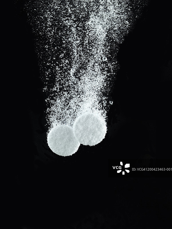 水中溶解的药丸特写图片素材