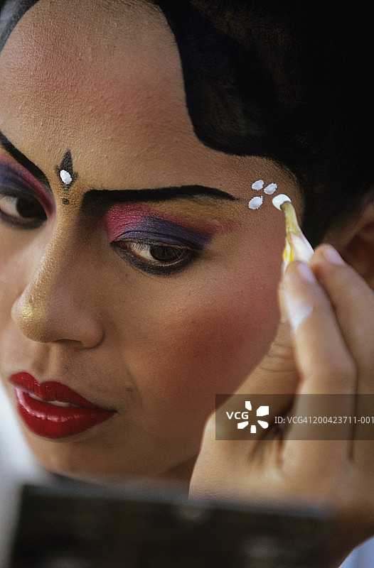 印度尼西亚巴厘岛乐宫舞者在脸上化妆图片素材