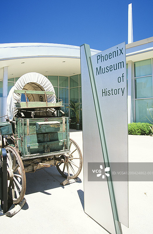 美国亚利桑那州菲尼克斯历史博物馆外的篷车和标志图片素材