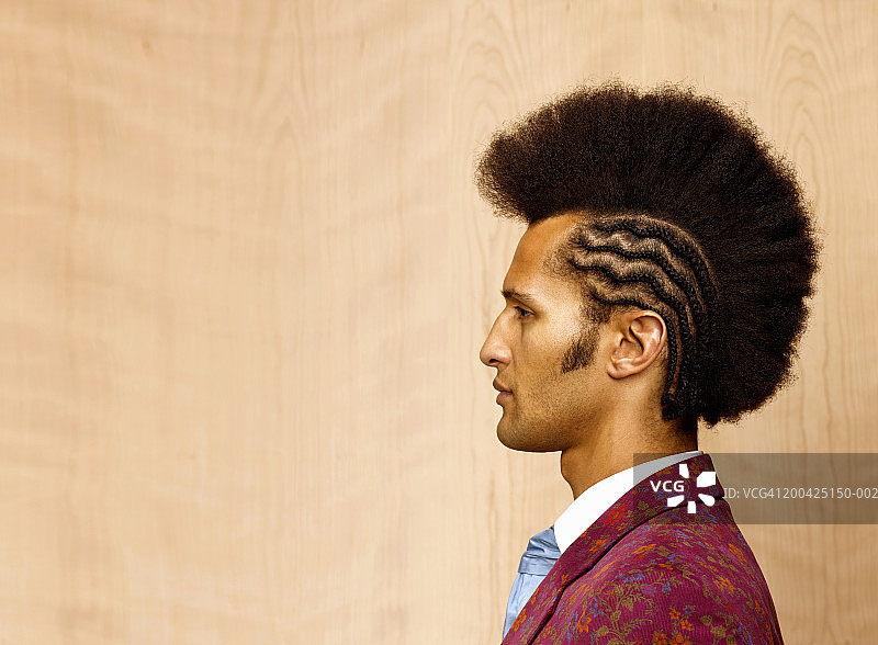 莫西干发型和编发的男人，侧面特写图片素材