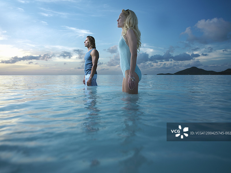 男人和女人站在海里图片素材