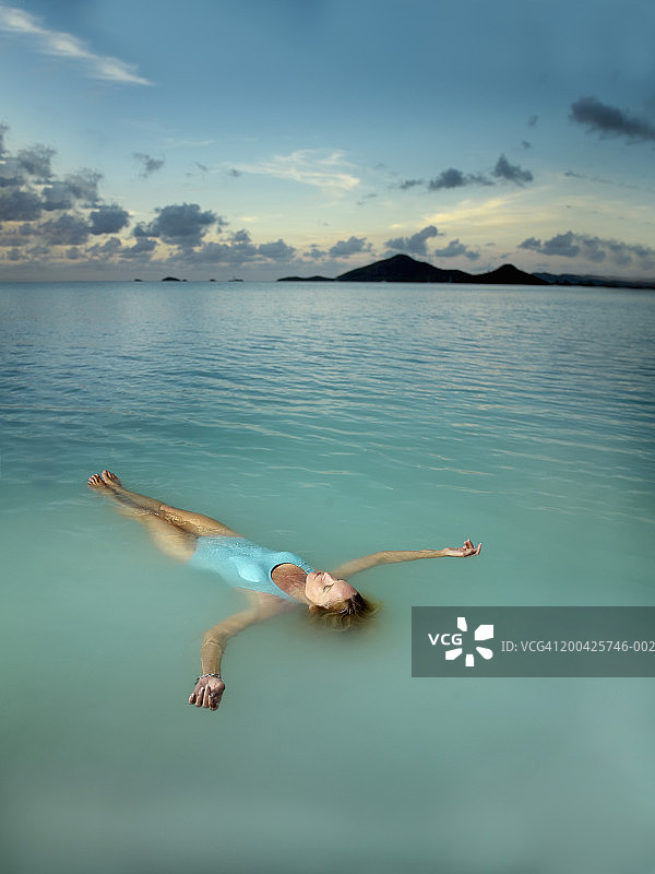 年轻女人在海中漂浮（高角度）图片素材