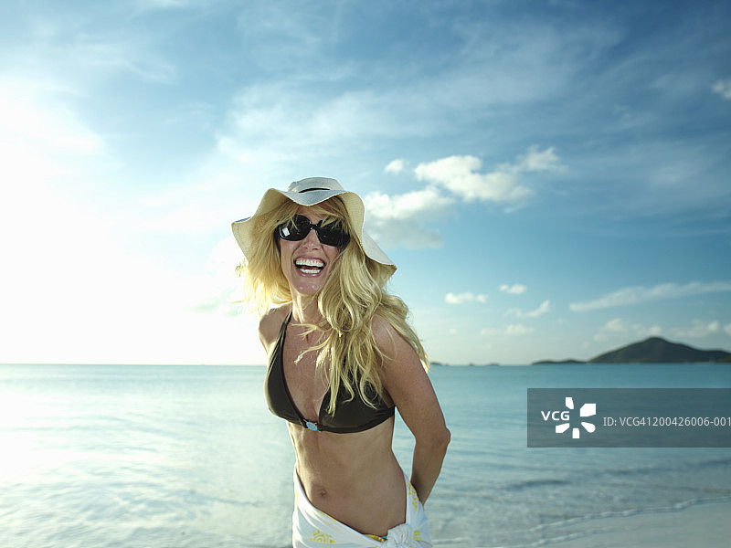 女士在海滩上微笑，肖像照图片素材