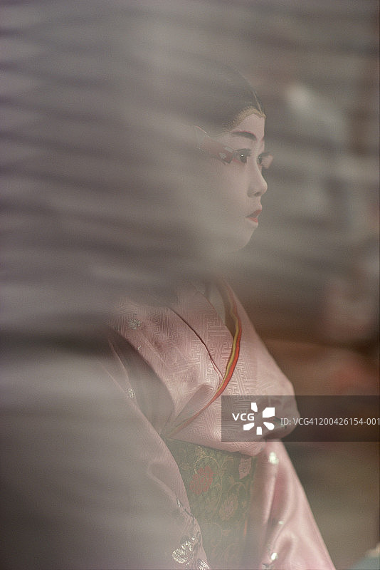 身着传统服饰的日本女孩舞蹈，侧视图图片素材