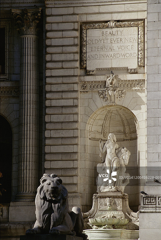 美国纽约公共图书馆外部雕塑图片素材