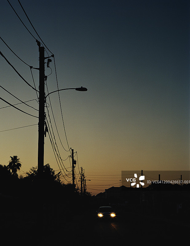 汽车在黑暗的道路上行驶图片素材