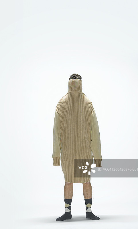 年轻男人穿着大号套头衫图片素材