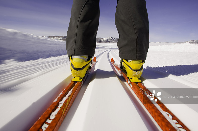 男人越野滑雪，后视图图片素材