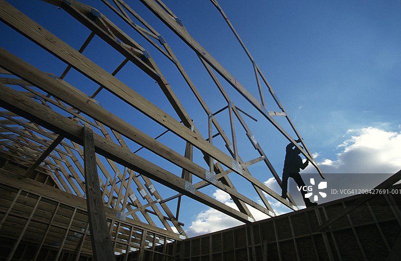 建造房屋框架的建筑工人（仰视）图片素材