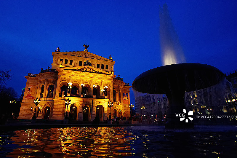 德国法兰克福，老歌剧院喷泉，黄昏图片素材