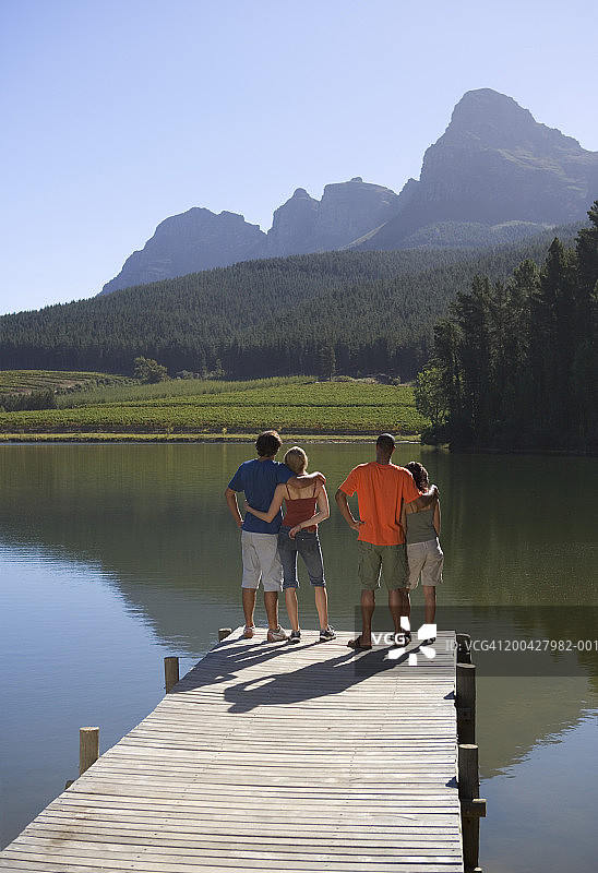 站在码头上的一对年轻夫妇（背影）图片素材