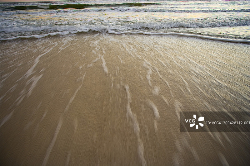海滩日落时的海浪（广角，模糊运动）图片素材