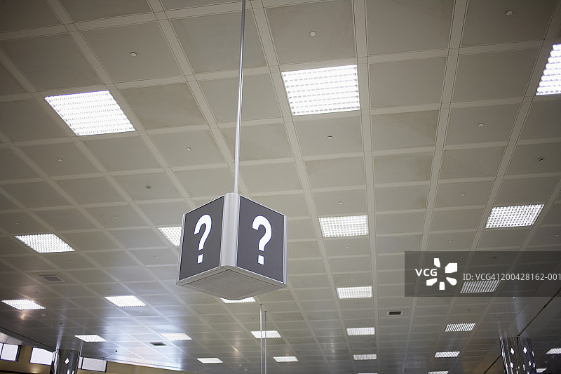 机场信息亭仰视角度图片素材