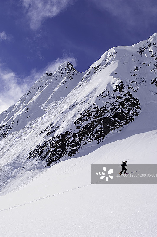攀登斜坡的野外滑雪者图片素材