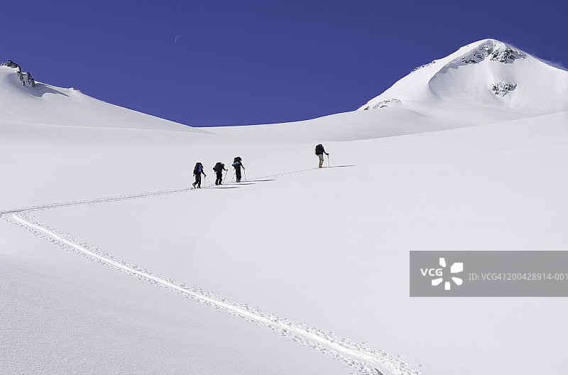 攀登斜坡的滑雪者（后视图）图片素材