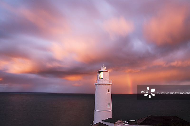 英国康沃尔特雷沃斯角灯塔黎明时分图片素材