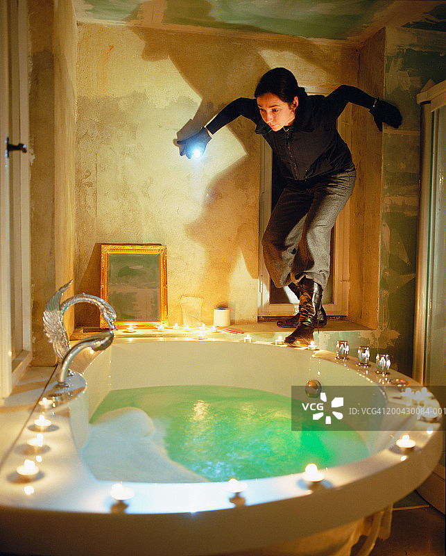 跳入浴缸的女人图片素材