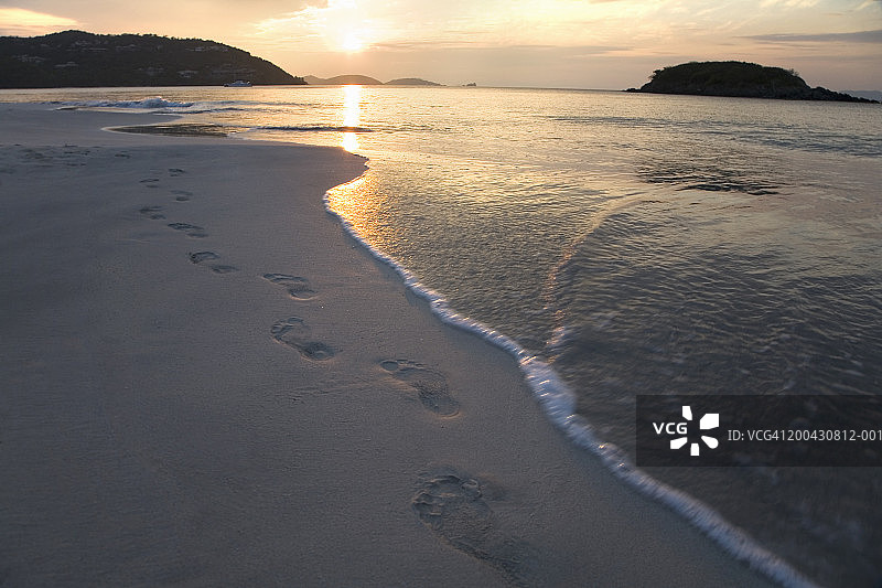 美属维尔京群岛圣约翰岛，锡安湾，沙滩上的脚印，日落图片素材