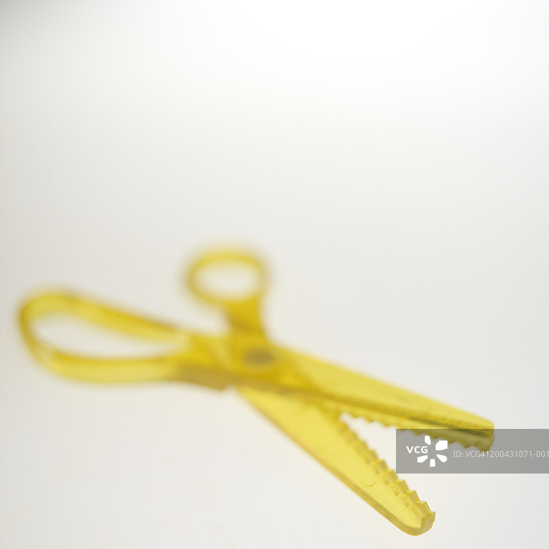 黄色塑料剪刀特写图片素材