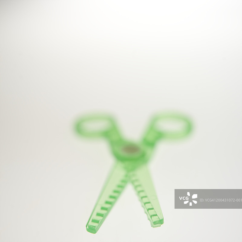绿色塑料剪刀特写图片素材