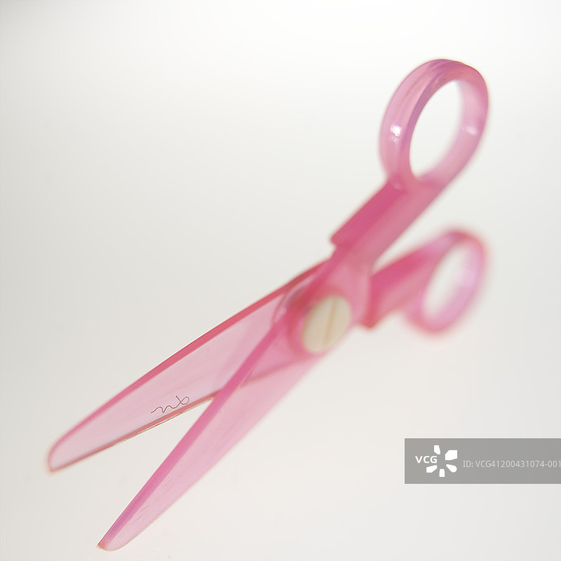 粉色塑料剪刀特写图片素材