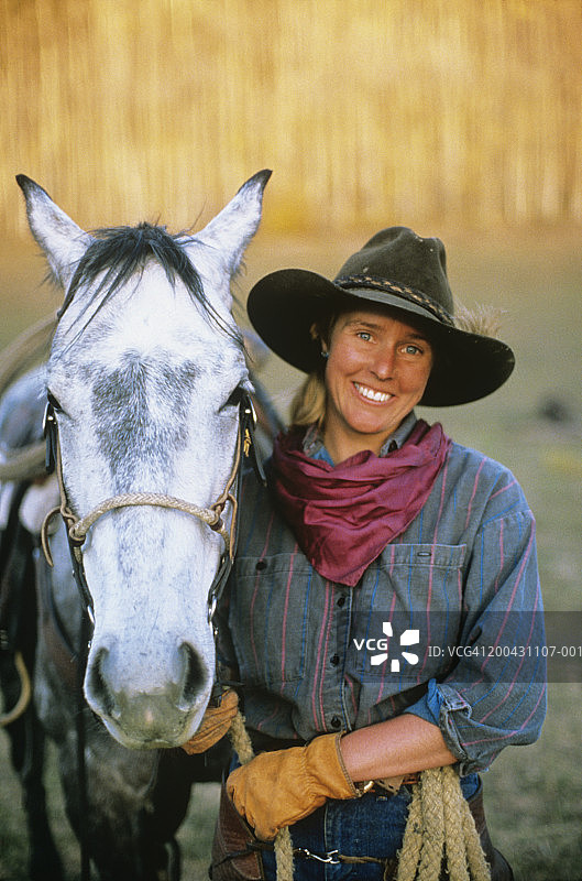 骑马的女性牧场管理员，肖像图片素材