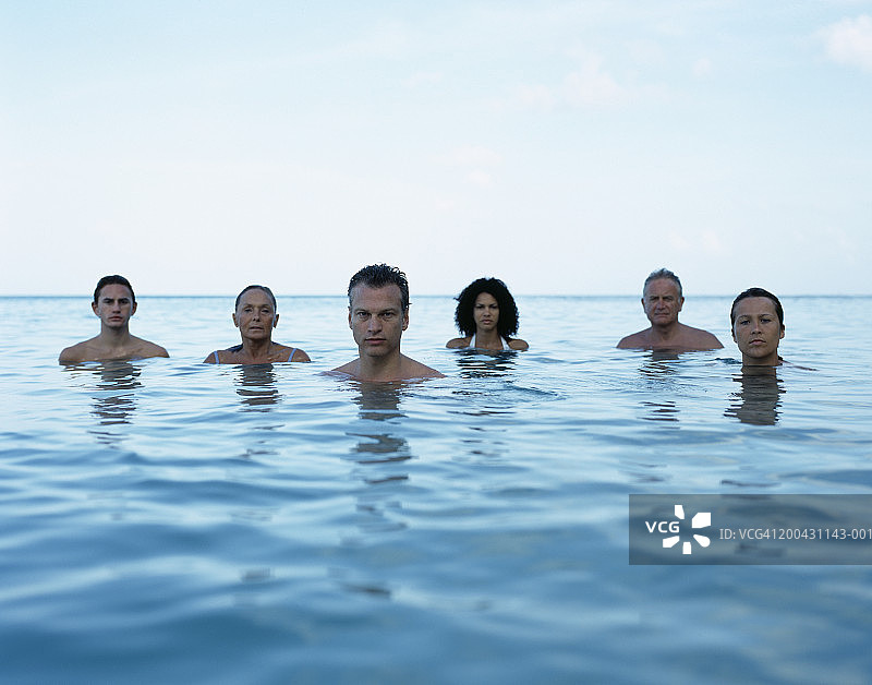 在海边的一群人肖像图片素材